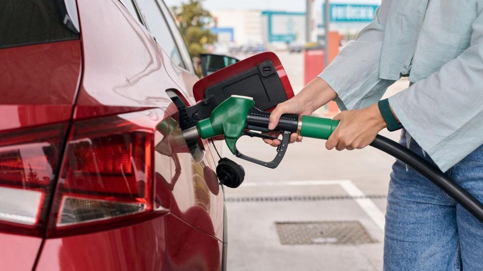 Bank Holds Interest Rates as Energy Costs Threaten Hike