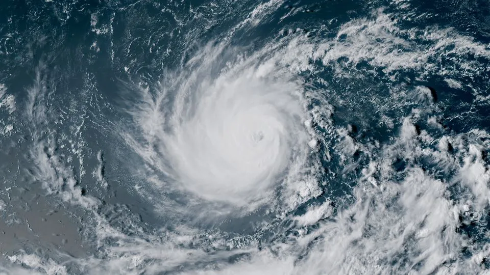 Category 4 Hurricane Lowell Threatens Hawaii Island Chain